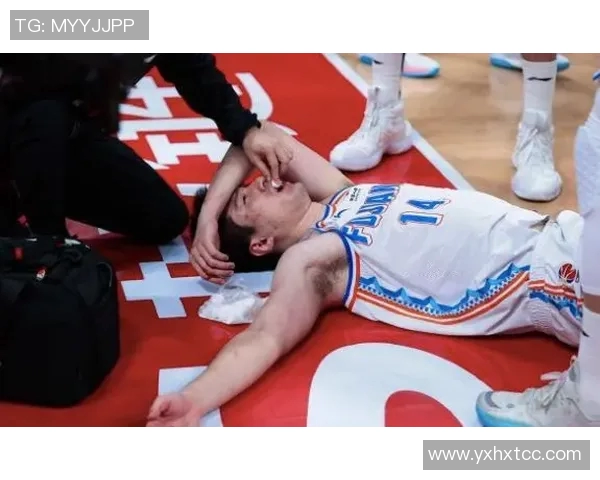 足球球星受伤缝针坚持上场展现顽强拼搏精神与职业态度